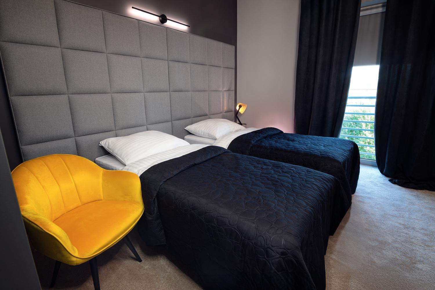 Hotel Absolwent Gostyń Extérieur photo